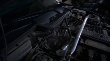 Bir tamirci, turbo motor ayarlama sürücüsünü yüklemek için bir arabayı söker