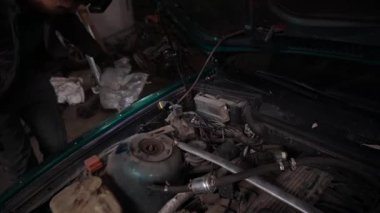 Bir tamirci, turbo motor ayarlama sürücüsünü yüklemek için bir arabayı söker