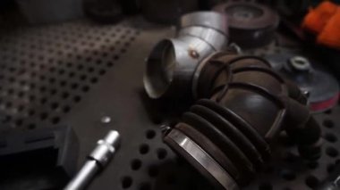 Bir tamirci, turbo motor ayarlama sürücüsünü yüklemek için bir arabayı söker
