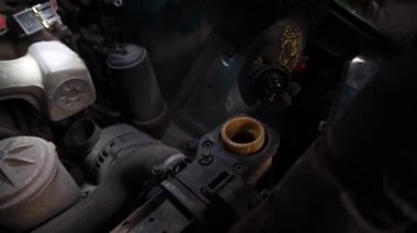 Bir tamirci, turbo motor ayarlama sürücüsünü yüklemek için bir arabayı söker