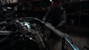 Bir tamirci, turbo motor ayarlama sürücüsünü yüklemek için bir arabayı söker