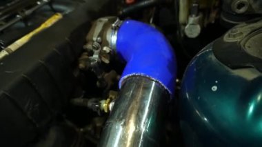  Bir tamirci, turbo motorlu bir drift arabaya soğuk hava emme sistemi kurar ve kurar.