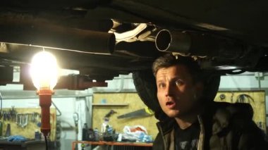 Tamirci turbo motor akort aracına egzoz borusu kuruyor