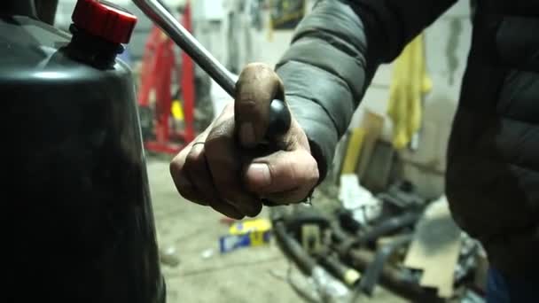 Μηχανικός Χειρίζεται Ανελκυστήρα Αυτοκινήτων Για Την Επισκευή Και Επιθεώρηση Οχημάτων — Αρχείο Βίντεο