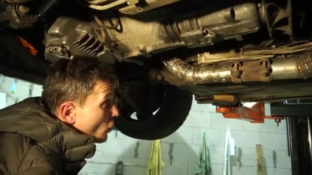 Mekaniker Installerer Udstødningsrør Turbo Motor Tuning Afdrift Bil – Stock-video