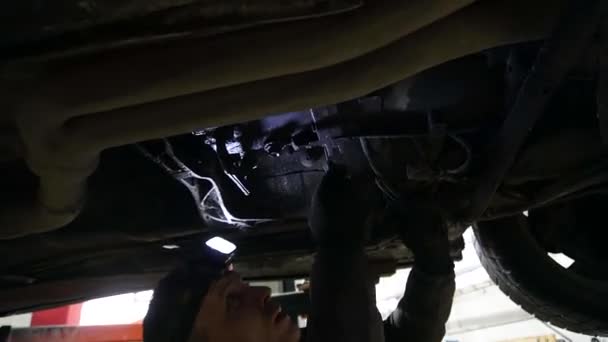 整備士はターボエンジンのチューニングドリフト オートを設置するために車を分解し — ストック動画