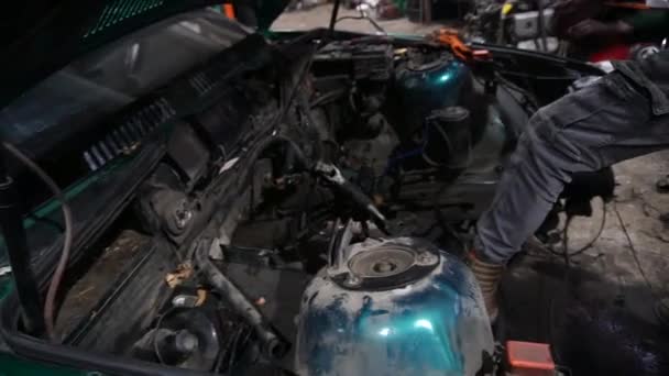 Mecanic Dezasamblează Mașină Pentru Instala Motor Turbo Tuning Drift Auto — Videoclip de stoc