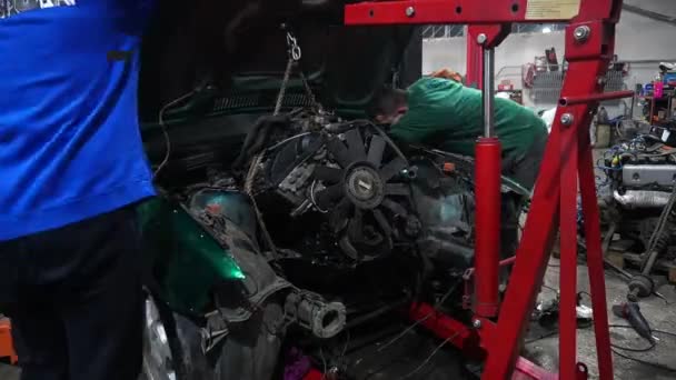 Mechanika Telepíteni Egy Turbó Motor Egy Sodródó Autó Idő Lapse — Stock videók