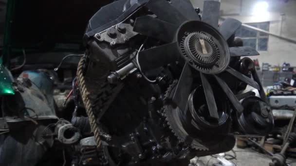 Bir Tamirci Turbo Motor Ayarlama Sürücüsünü Yüklemek Için Bir Arabayı — Stok video