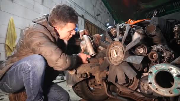 Механик Устанавливает Выхлопную Трубу Дрейфующий Автомобиль Турбодвигателя — стоковое видео