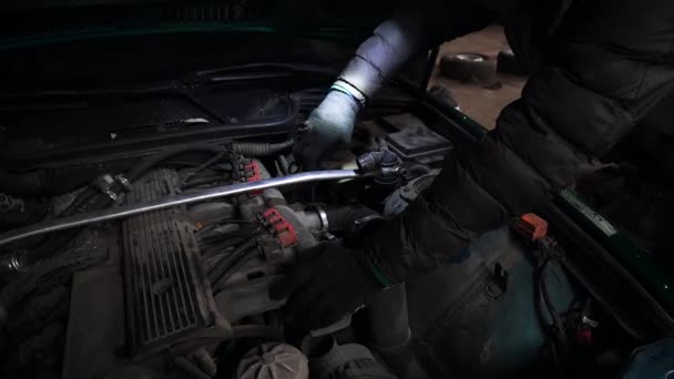 机械师拆卸汽车以安装涡轮发动机调谐漂移汽车 — 图库视频影像