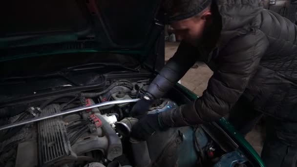 Mechanik Demontuje Samochód Aby Zainstalować Silnik Turbo Tuning Drift Auto — Wideo stockowe