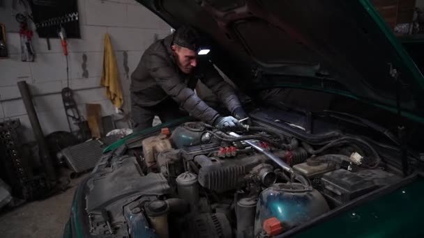 Μηχανικός Αποσυναρμολογεί Ένα Αυτοκίνητο Για Εγκαταστήσετε Ένα Turbo Κινητήρα Ρύθμιση — Αρχείο Βίντεο