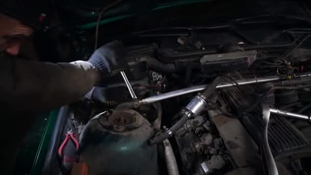 Een Monteur Demonteert Een Auto Een Turbo Motor Tuning Drift — Stockvideo