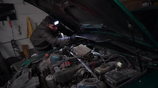 Ein Mechaniker Demontiert Ein Auto Einen Turbomotor Installieren — Stockvideo