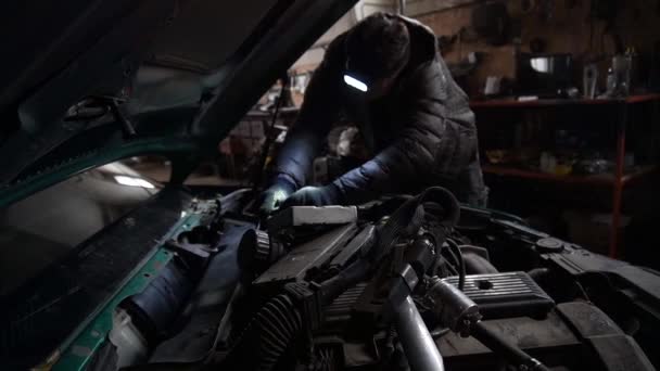 Mekaniker Demonterar Bil För Att Installera Turbo Motor Trimning Drift — Stockvideo