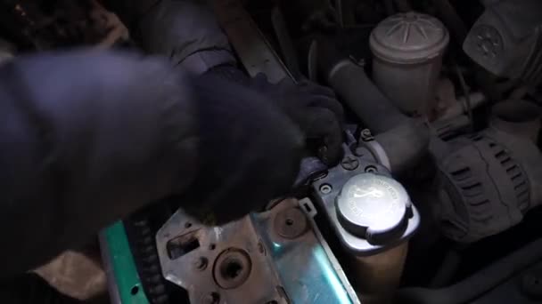 Mechanik Rozebere Auto Pro Instalaci Turbo Motoru Ladění Drift Auto — Stock video