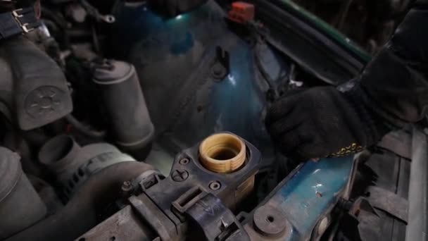 机械师拆卸汽车以安装涡轮发动机调谐漂移汽车 — 图库视频影像