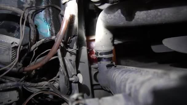 Sebuah Mekanik Membongkar Sebuah Mobil Untuk Menginstal Sebuah Mesin Turbo — Stok Video