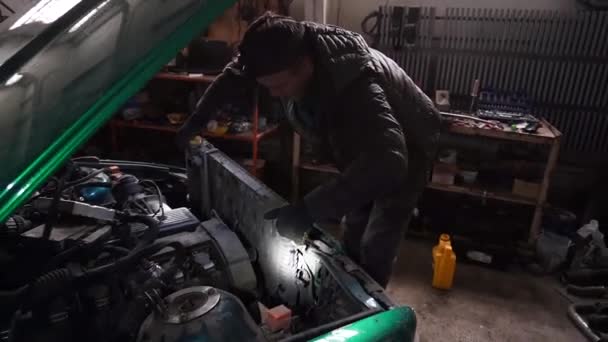 整備士はターボエンジンのチューニングドリフト オートを設置するために車を分解し — ストック動画