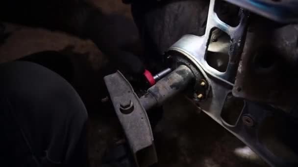 Mechanik Rozebere Auto Pro Instalaci Turbo Motoru Ladění Drift Auto — Stock video