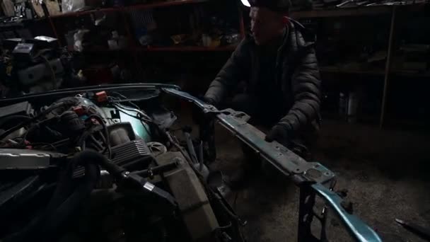 Egy Szerelő Szétszereli Autót Hogy Turbó Motor Tuning Drift Auto — Stock videók