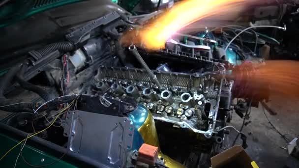 Der Mechaniker Entfernt Den Zylinderkopf Vom Automotor Zur Reparatur — Stockvideo