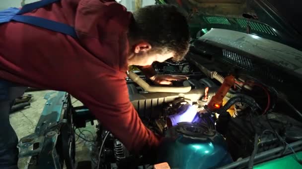 Μηχανικός Κατασκευάζει Και Εγκαθιστά Σύστημα Εισαγωγής Ψυχρού Αέρα Παρασυρόμενο Αυτοκίνητο — Αρχείο Βίντεο