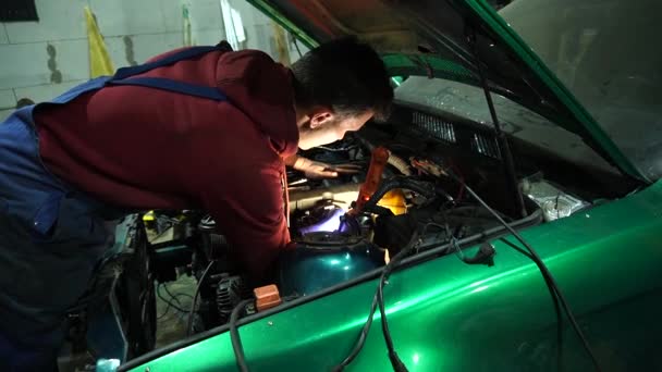 Механік Будує Встановлює Систему Холодного Повітря Дрейфувальному Автомобілі Турбодвигуном — стокове відео