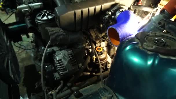 Μηχανικός Αποσυναρμολογεί Ένα Αυτοκίνητο Για Εγκαταστήσετε Ένα Turbo Κινητήρα Ρύθμιση — Αρχείο Βίντεο