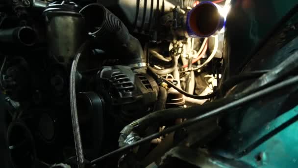Mecánico Desmonta Coche Para Instalar Turbo Motor Tuning Drift Auto — Vídeo de stock