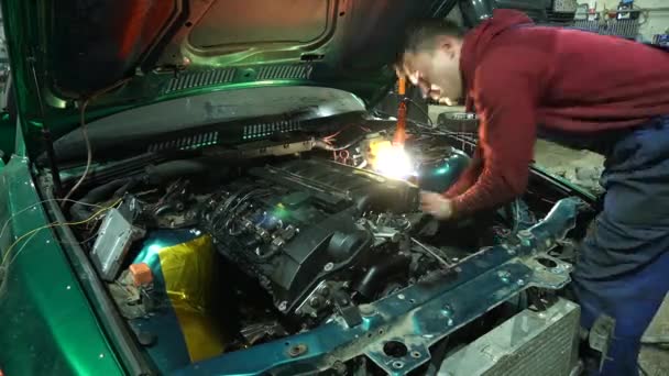 机械师在装有涡轮发动机的漂流车上建造并安装冷空气进气系统 — 图库视频影像
