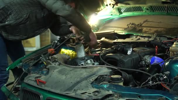 Mechaniker Montiert Auspuff Turbomotor Tuning Drift Auto — Stockvideo