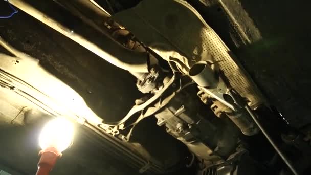 Mechaniker Montiert Auspuff Turbomotor Tuning Drift Auto — Stockvideo