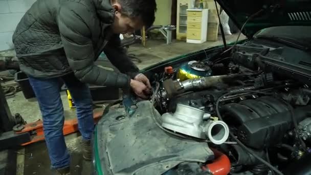 Ein Mechaniker Baut Und Installiert Ein Kaltlufteinlasssystem Einem Driftwagen Mit — Stockvideo