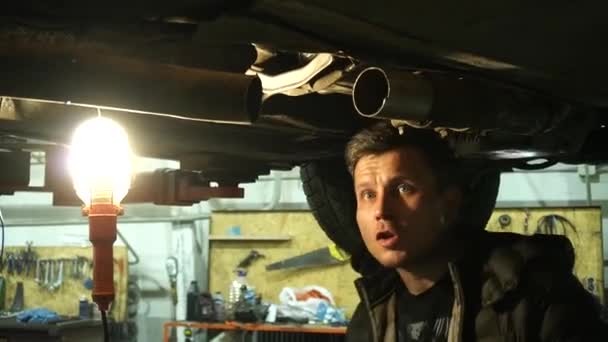 整備士がターボエンジンチューニングドリフトカーに排気管を設置 — ストック動画