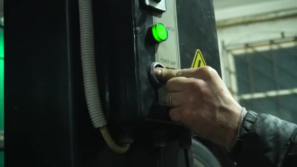 机械师操作汽车升降机来修理和检查车辆 — 图库视频影像
