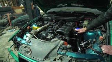 özel bir turbo motor yükledikten sonra bir drift araba başlatmak, egzoz sisteminin sesi