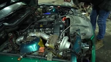 özel bir turbo motor yükledikten sonra bir drift araba başlatmak, egzoz sisteminin sesi