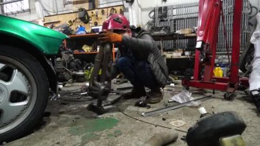 özel egzoz sistemi ve egzoz manifoldu bir turbo drift arabada kaynaklama