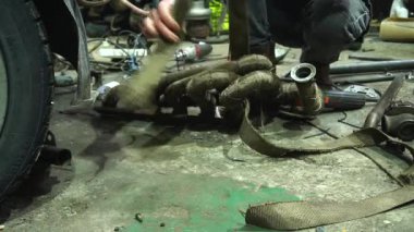 Bir turbo drift araba için özel bir egzoz sistemi ve egzoz manifoldu yapmak