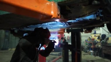 özel egzoz sistemi ve egzoz manifoldu bir turbo drift arabada kaynaklama