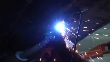 özel egzoz sistemi ve egzoz manifoldu bir turbo drift arabada kaynaklama