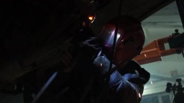 özel egzoz sistemi ve egzoz manifoldu bir turbo drift arabada kaynaklama