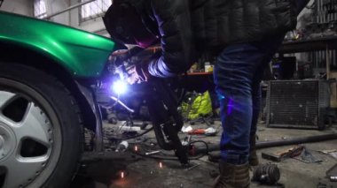 özel egzoz sistemi ve egzoz manifoldu bir turbo drift arabada kaynaklama