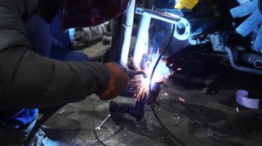 özel egzoz sistemi ve egzoz manifoldu bir turbo drift arabada kaynaklama