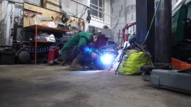 özel egzoz sistemi ve egzoz manifoldu bir turbo drift arabada kaynaklama