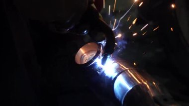 özel egzoz sistemi ve egzoz manifoldu bir turbo drift arabada kaynaklama