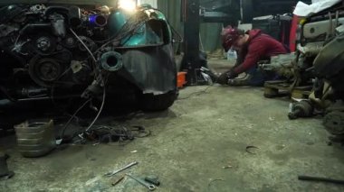 özel egzoz sistemi ve egzoz manifoldu bir turbo drift arabada kaynaklama