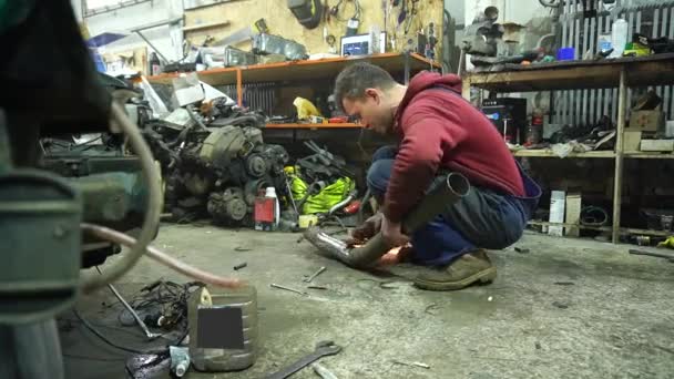 Mechanik Buduje Instaluje Układ Dolotowy Zimnego Powietrza Wagonie Driftowym Silnikiem — Wideo stockowe